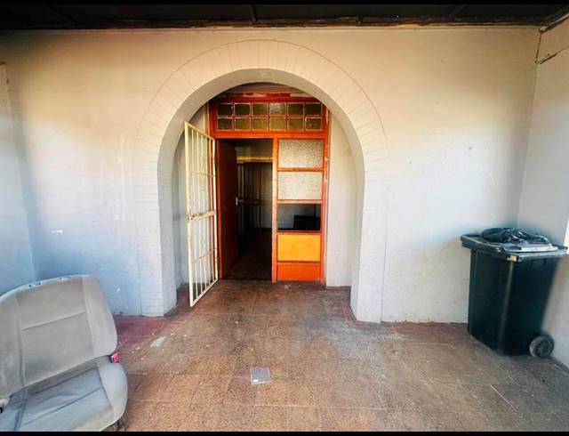 13 BEDROOM HOUSE FOR SALE IN BOKSBURG NORTH